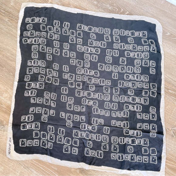 St. John Vintage Silk Scarf - Picture 4 of 6